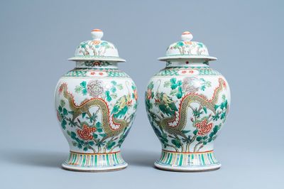 Een paar Chinese famille verte dekselvazen met draken, 19e eeuw