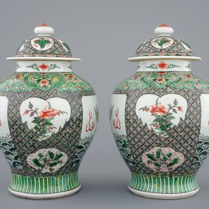 Een paar Chinese famille verte dekselvazen met fabeldieren, 19/20e eeuw — foto 4