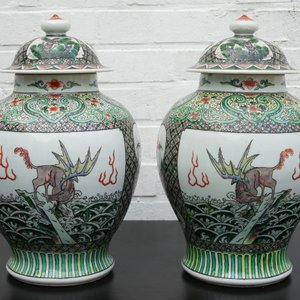 Een paar Chinese famille verte dekselvazen met fabeldieren, 19/20e eeuw — foto 9