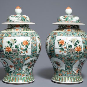 Een paar Chinese famille verte dekselvazen met floraal decor, 19/20e eeuw — foto 1