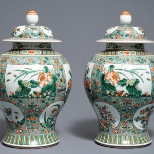 Een paar Chinese famille verte dekselvazen met floraal decor, 19/20e eeuw — foto 4