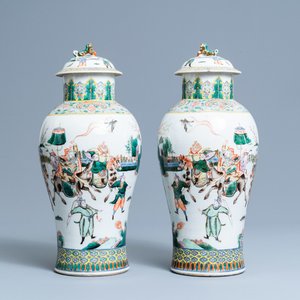 Een paar Chinese famille verte dekselvazen met krijgers, 19e eeuw — foto 1