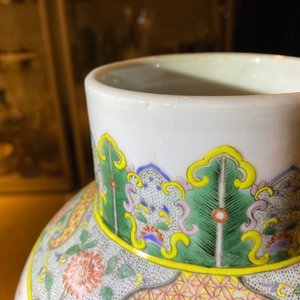Een paar Chinese famille verte dekselvazen met krijgers, 19e eeuw — foto 12