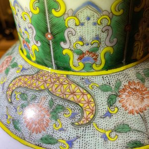 Een paar Chinese famille verte dekselvazen met krijgers, 19e eeuw — foto 14