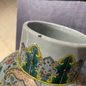 Een paar Chinese famille verte dekselvazen met krijgers, 19e eeuw — foto 15
