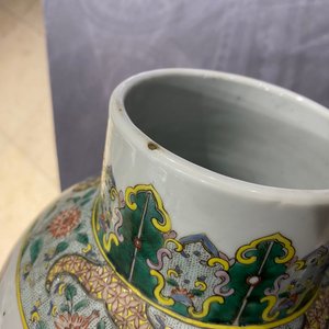 Een paar Chinese famille verte dekselvazen met krijgers, 19e eeuw — foto 16