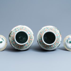 Een paar Chinese famille verte dekselvazen met krijgers, 19e eeuw — foto 5