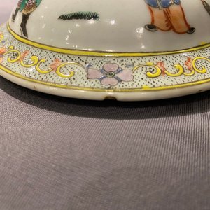 Een paar Chinese famille verte dekselvazen met krijgers, 19e eeuw — foto 7