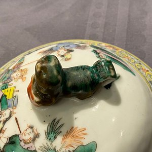 Een paar Chinese famille verte dekselvazen met krijgers, 19e eeuw — foto 10