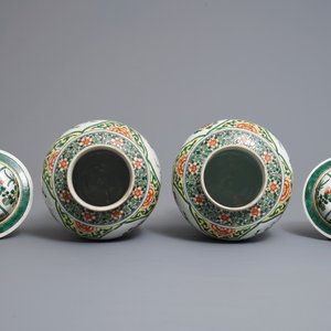Een paar Chinese famille verte dekselvazen met vogels en bloemen, 19e eeuw — foto 5