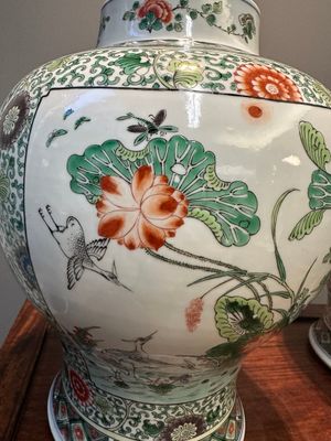 Een paar Chinese famille verte dekselvazen met vogels tussen bloesemtakken, Kangxi merk, 19e eeuw — foto 11
