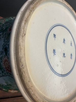 Een paar Chinese famille verte dekselvazen met vogels tussen bloesemtakken, Kangxi merk, 19e eeuw — foto 16