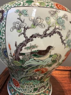 Een paar Chinese famille verte dekselvazen met vogels tussen bloesemtakken, Kangxi merk, 19e eeuw — foto 10