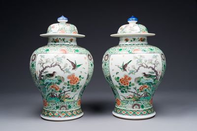 Een paar Chinese famille verte dekselvazen met vogels tussen bloesemtakken, Kangxi merk, 19e eeuw
