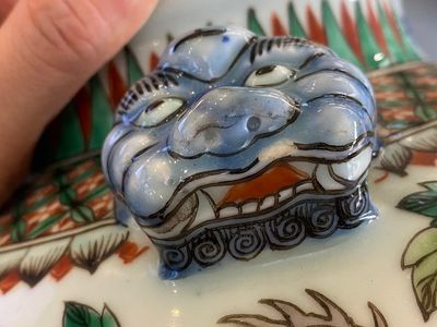 Een paar Chinese famille verte 'draken' vazen, Chenghua merk, 19e eeuw — foto 10