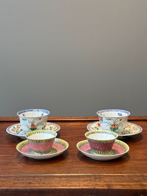 Een paar Chinese famille verte en een paar famille rose koppen en schotels, Kangxi/Yongzheng — foto 1