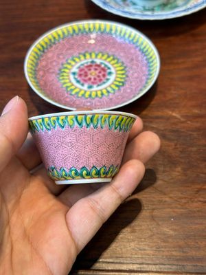 Een paar Chinese famille verte en een paar famille rose koppen en schotels, Kangxi/Yongzheng — foto 2