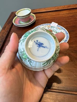 Een paar Chinese famille verte en een paar famille rose koppen en schotels, Kangxi/Yongzheng — foto 26