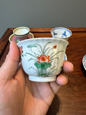 Een paar Chinese famille verte en een paar famille rose koppen en schotels, Kangxi/Yongzheng — foto 28