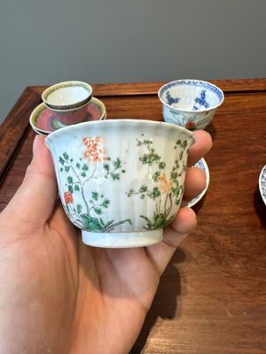Een paar Chinese famille verte en een paar famille rose koppen en schotels, Kangxi/Yongzheng — foto 29