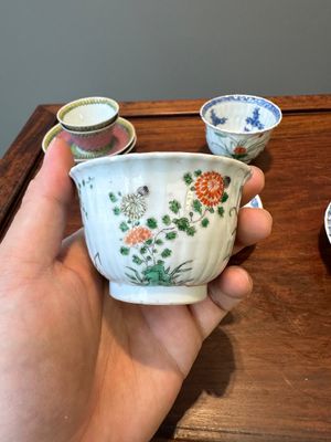 Een paar Chinese famille verte en een paar famille rose koppen en schotels, Kangxi/Yongzheng — foto 30
