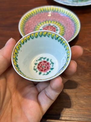 Een paar Chinese famille verte en een paar famille rose koppen en schotels, Kangxi/Yongzheng — foto 3