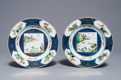 Een paar Chinese famille verte en poederblauwe borden, Kangxi
