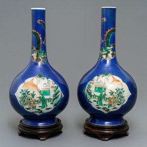 Een paar Chinese famille verte flesvormige vazen met poederblauwe fondkleur, 19e eeuw — foto 1