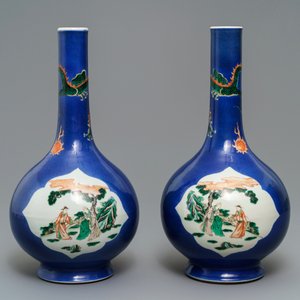 Een paar Chinese famille verte flesvormige vazen met poederblauwe fondkleur, 19e eeuw — foto 4