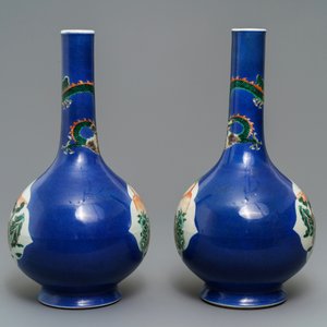 Een paar Chinese famille verte flesvormige vazen met poederblauwe fondkleur, 19e eeuw — foto 5