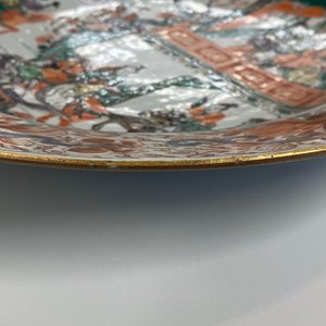 Een paar Chinese famille verte 'Generaal Yang en Mu Guiying' schotels, Kangxi — foto 5