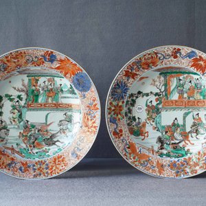 Een paar Chinese famille verte 'Generaal Yang en Mu Guiying' schotels, Kangxi — foto 7