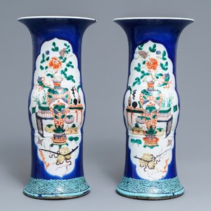 Een paar Chinese famille verte gu-vazen met poederblauwe fondkleur, Kangxi merk, 19e eeuw — foto 1