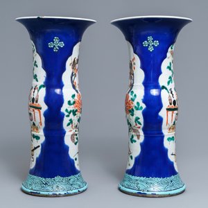 Een paar Chinese famille verte gu-vazen met poederblauwe fondkleur, Kangxi merk, 19e eeuw — foto 2