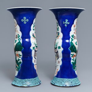 Een paar Chinese famille verte gu-vazen met poederblauwe fondkleur, Kangxi merk, 19e eeuw — foto 4