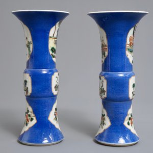 Een paar Chinese famille verte gu vazen met poederblauwe fondkleur, Kangxi merk, 19e eeuw — foto 4