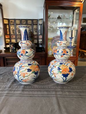 Een paar Chinese famille verte-Imari kalebasvazen, Kangxi — foto 1