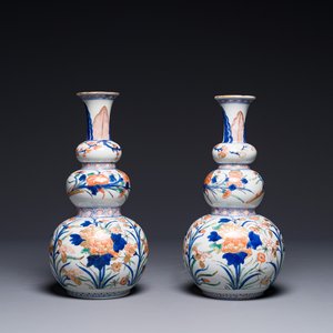 Een paar Chinese famille verte-Imari kalebasvazen, Kangxi — foto 1