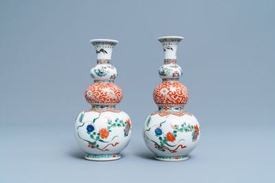 Een paar Chinese famille verte kalebasvazen, Kangxi