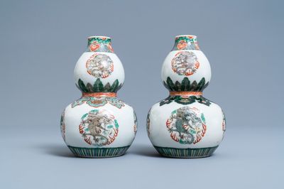Een paar Chinese famille verte kalebasvazen met draken, 19e eeuw