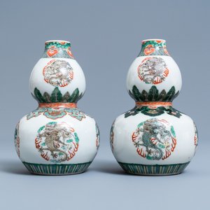 Een paar Chinese famille verte kalebasvazen met draken, 19e eeuw — foto 1