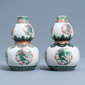 Een paar Chinese famille verte kalebasvazen met draken, 19e eeuw — foto 4