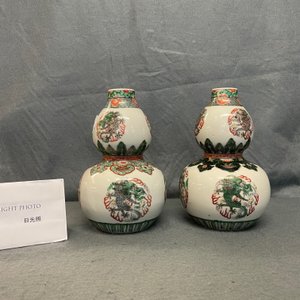 Een paar Chinese famille verte kalebasvazen met draken, 19e eeuw — foto 8
