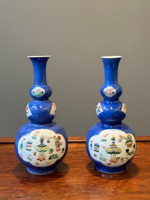 Een paar Chinese famille verte kalebasvazen met kostbaarheden en poederblauwe fondkleur, Kangxi — foto 1