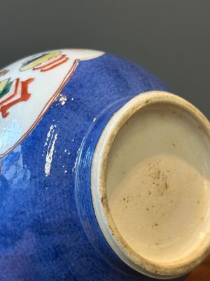 Een paar Chinese famille verte kalebasvazen met kostbaarheden en poederblauwe fondkleur, Kangxi — foto 11