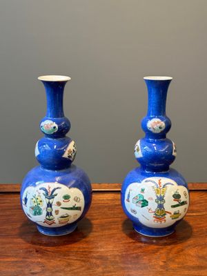 Een paar Chinese famille verte kalebasvazen met kostbaarheden en poederblauwe fondkleur, Kangxi — foto 3