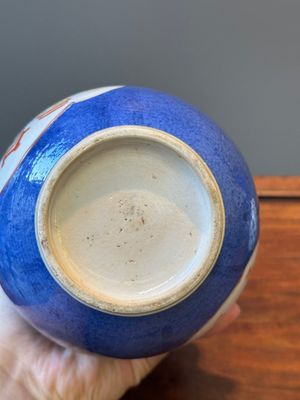 Een paar Chinese famille verte kalebasvazen met kostbaarheden en poederblauwe fondkleur, Kangxi — foto 10