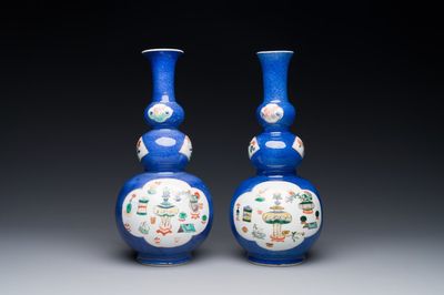 Een paar Chinese famille verte kalebasvazen met kostbaarheden en poederblauwe fondkleur, Kangxi