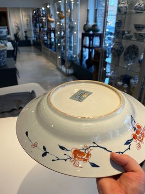 Een paar Chinese famille verte 'Keizer Yang' schotels, Kangxi — foto 16