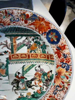 Een paar Chinese famille verte 'Keizer Yang' schotels, Kangxi — foto 2
